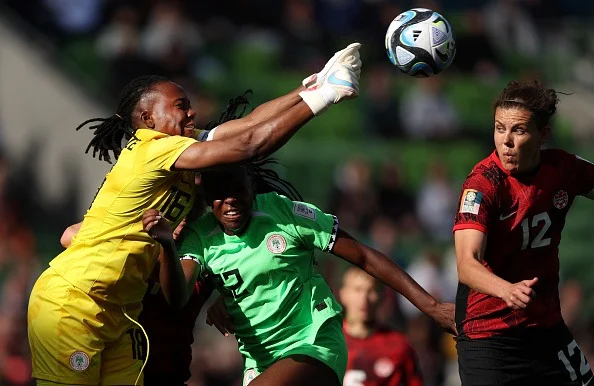 imagem colorida da goleira nigeria fazendo defesa na copa do mundo feminina - Metrópoles