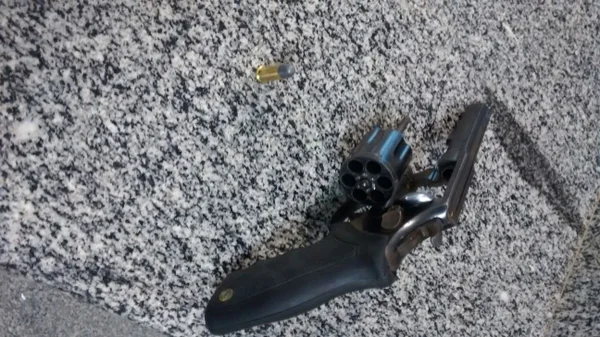 Homem com mais de 13 passagens pela polícia é preso com arma próximo ao Estádio Elmo Serejo