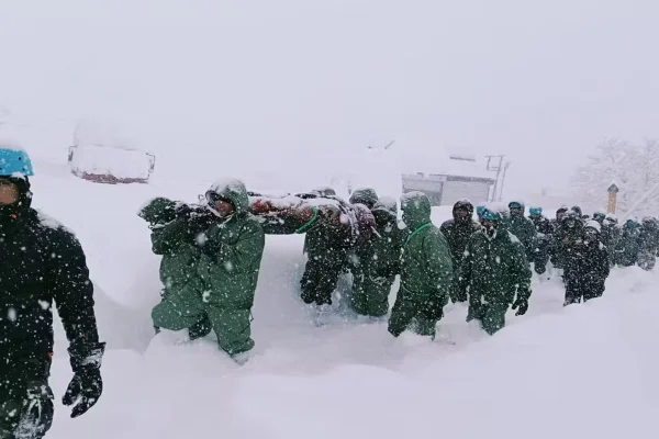 Imagem colorida de exército fazendo resgate na neve - Metrópoles