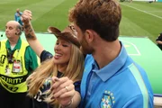 Karoline Lima e Léo Pereira ficaram noivos após a Copa