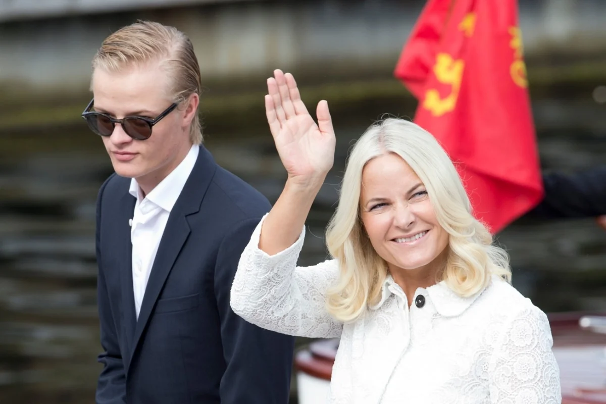 Mette-Marit, princesa herdeira da Noruega, ao lado do filho Marius Borg Hoiby Mette-Marit, princesa herdeira da Noruega, ao lado do filho Marius Borg Hoiby