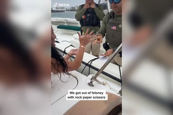 Mulheres evitam prisão jogando “pedra, papel, tesoura” com policial