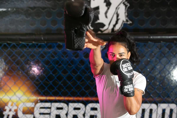 Brasiliense Vivi Araújo volta a lutar pelo UFC em janeiro