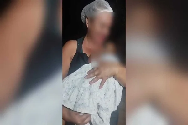 Imagem colorida de mãe com bebê - Metrópoles
