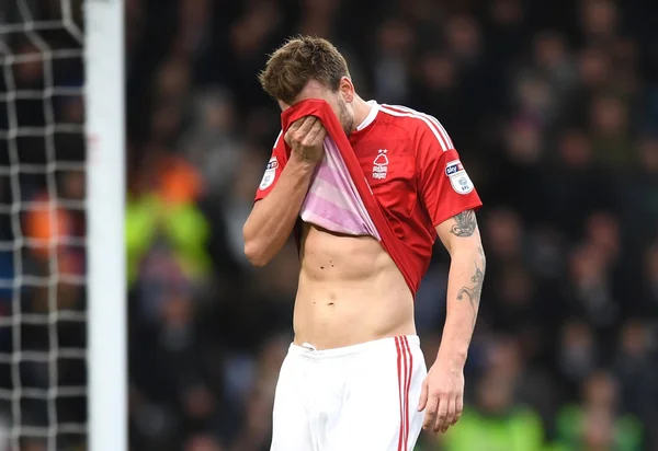 Nicklas Bendtner com camisa no rosto