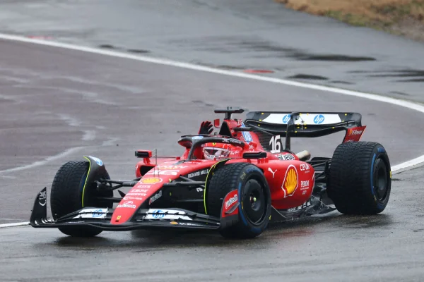 Imagem colorida de Ferrari, em teste da equipe com os pilotos Charles Leclerc e Lewis Hamilton- Metrópoles