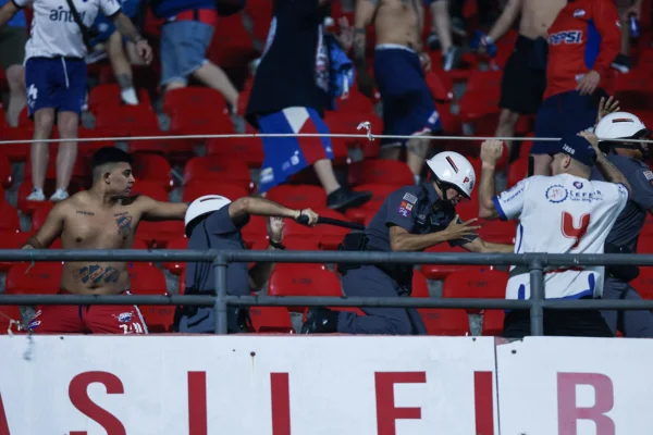 Imagem colorida da briga entre torcedores do Nacional e policiais - Metrópoles