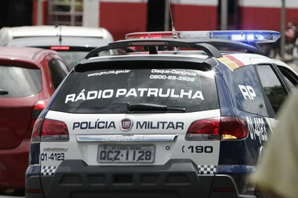 Homem agride mulher e tenta atropelar policiais que vão socorrê-la