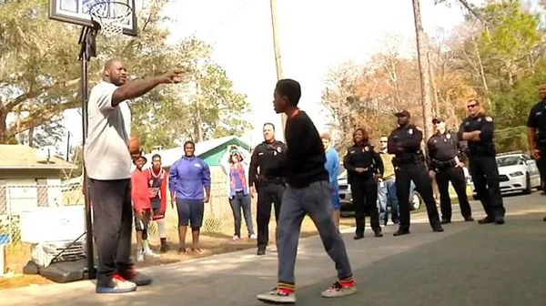 Após denúncia de barulho, Shaquille O’Neal joga basquete com jovens em rua de pequena cidade americana