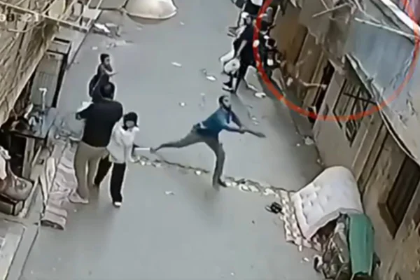 Vídeo mostra homem salvando criança que caiu de prédio no Egito