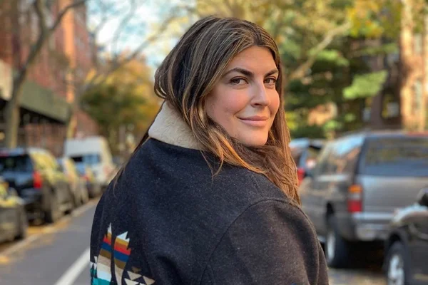 Influencer luta contra a gordofobia e recria looks de famosas