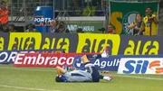 Cássio foi atingido por uma garrafa no final do segundo tempo Cássio foi atingido por uma garrafa no final do segundo tempo