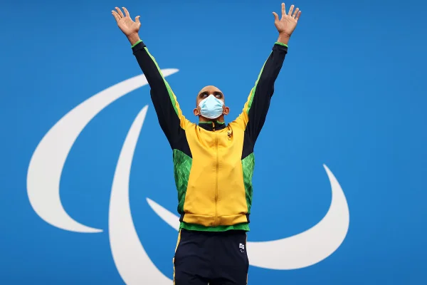 Brasiliense Wendell Belarmino faz bonito no 4x100m e leva prata nas Paralimpíadas