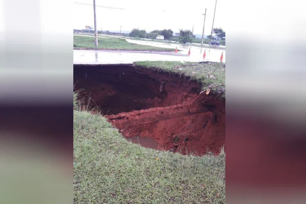 Cratera de 6 metros de profundidade se abre em pista no DF