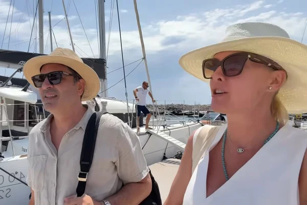 Ana Hickmann visita até vulcão em viagem à Grécia com Edu Guedes