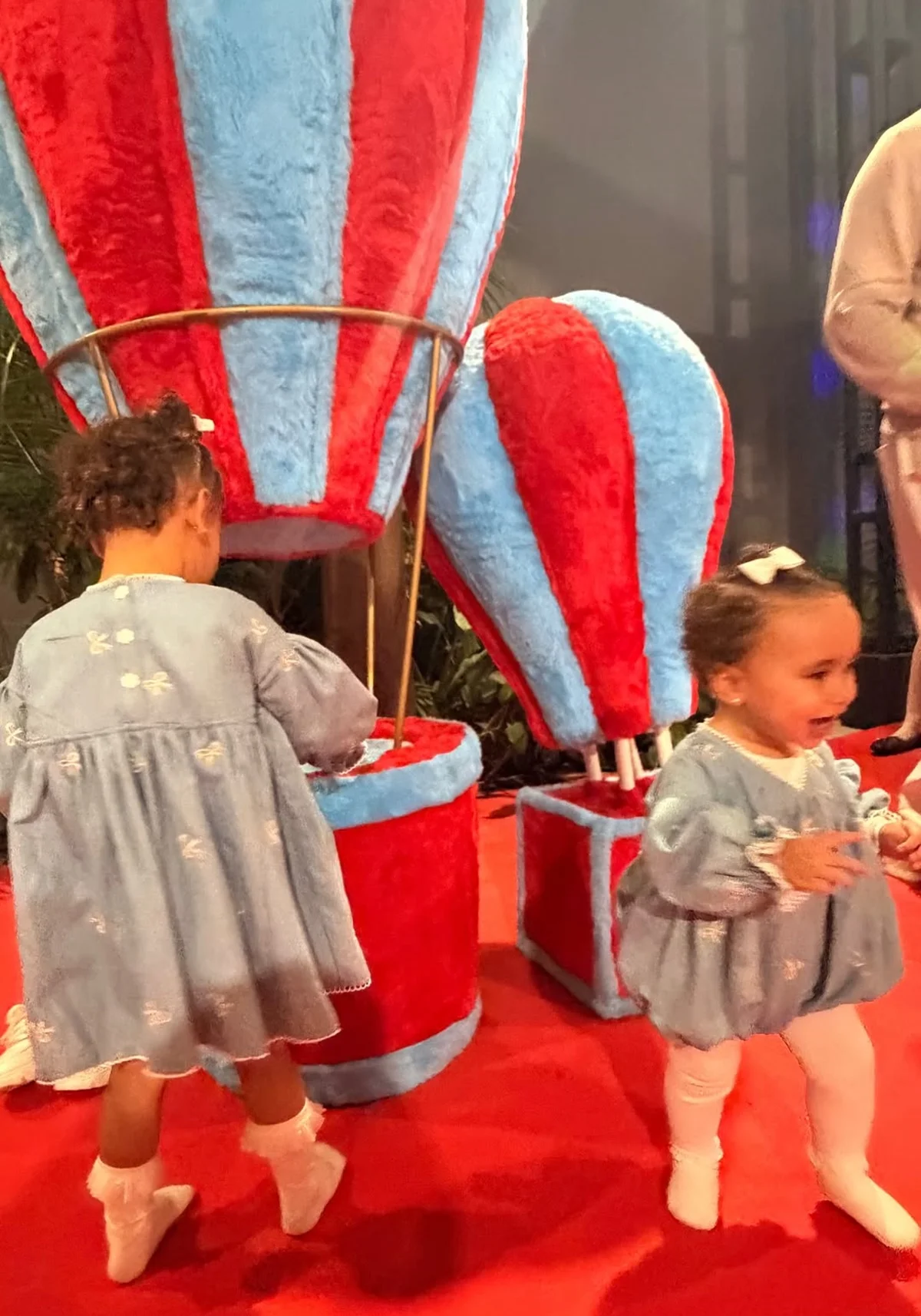 Mel e Mavie, filhas de Bruna Biancardi e Neymar, são clicadas durante comemoração Mel e Mavie, filhas de Bruna Biancardi e Neymar, são clicadas durante comemoração