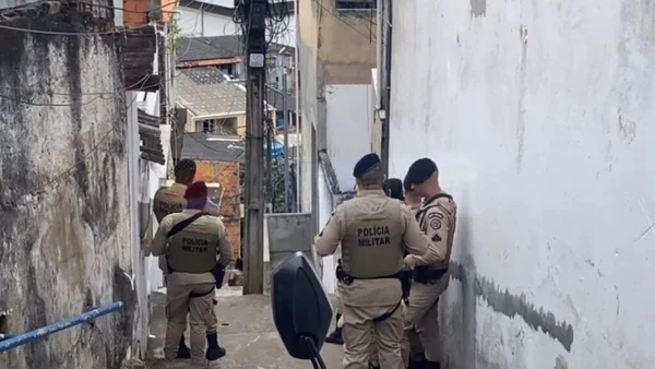 Imagem colorida de policiais em escadaria onde corpo de mulher trans foi encontrado - Metrópoles