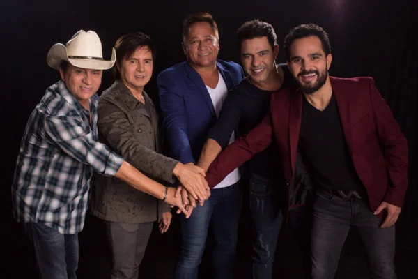 Foto colorida Chitãozinho e Xororó, Leonardo e Zezé Di Camargo e Luciano, cantores do projeto Amigos