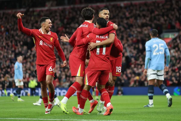 Imagem colorida de Liverpool e Manchester City - Metrópoles