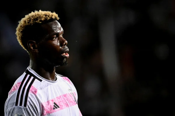 Foto colorida de Paul Pogba, em aquecimento de jogo da Juventus - Metrópoles