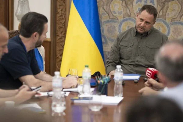 Imagem colorida mostra chefe do gabinete de Zelensky durante entrevista - Metrópoles