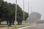 O céu de Brasília amanheceu tomado por uma forte neblina