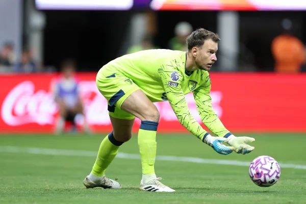 Imagem colorida do jogador Neto, do Bournemouth