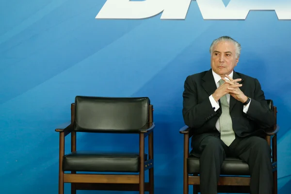 Temer admite suspender intervenção no Rio para votar Previdência