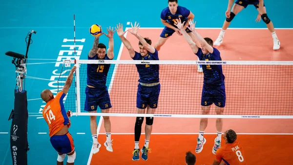 Ucrânia bloqueando ataque holandês no Mundial - Metrópoles