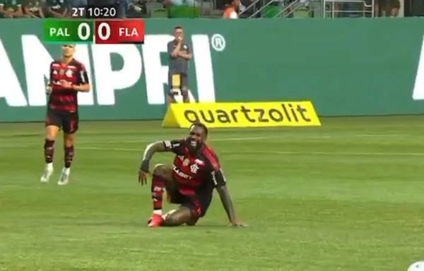 Foto colorida de Gerson, do Flamengo, sentindo lesão - Metrópoles