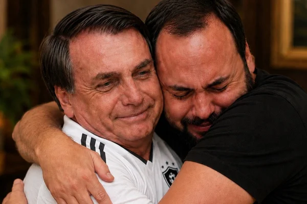 Após 30 dias, Carlos faz 1ª visita a Bolsonaro: “Choro de emoção”
