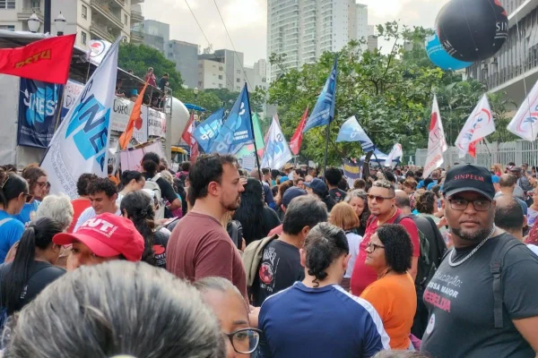 Servidores de SP protestam contra proposta de reajuste salarial. Vídeo