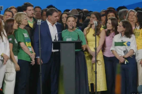 “Vou servir ao seu lado”, diz cotada a vice de Flávio Bolsonaro