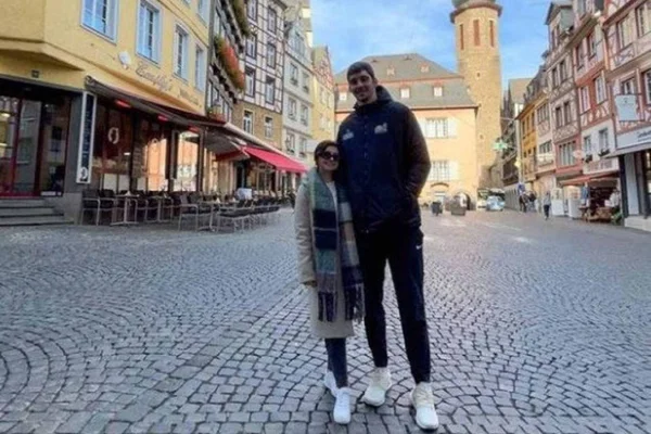 Casal com grande diferença de altura - Metrópoles