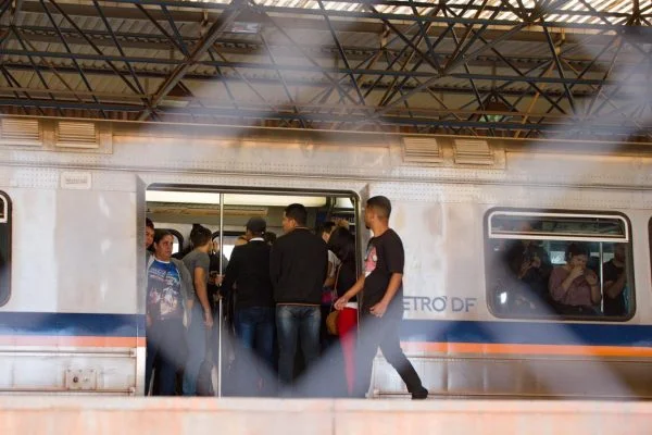 DF: pelo segundo dia, metrô opera com velocidade reduzida