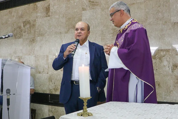 “Muito trabalho a fazer”, diz Ibaneis a servidores em missa de Natal