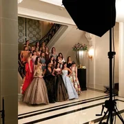 Ela foi acompanhada por cinco amigos, incluindo Laila Blavatnik, filha do proprietário da Warner Music, e Lori Harvey, filha de Steve Harvey Ela foi acompanhada por cinco amigos, incluindo Laila Blavatnik, filha do proprietário da Warner Music, e Lori Harvey, filha de Steve Harvey