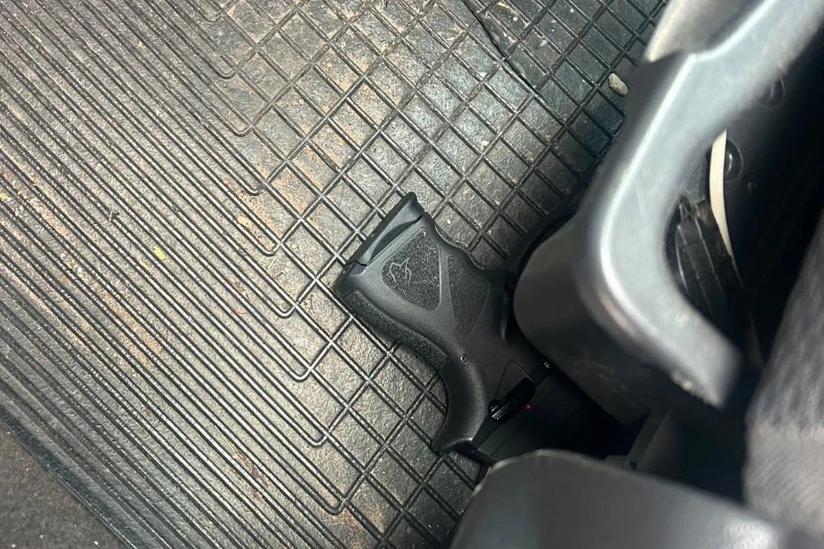 Pistola é achada perto do CPP em carro de mulher ligada a um detento - imagem 2 Pistola é achada perto do CPP em carro de mulher ligada a um detento - imagem 2