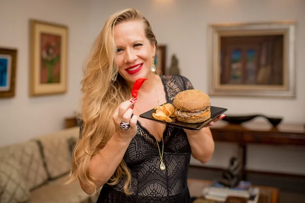 Renata La Porta celebra aniversário em casa e dá um show de canto