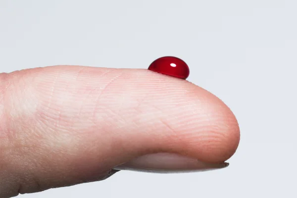 Imagem mostra um dedo com uma gota de sangue - Metrópoles - diabetes