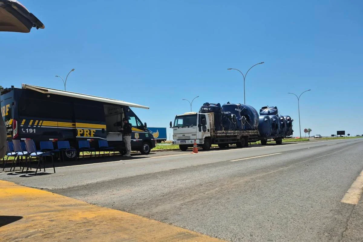 Caminhoneiro é preso por embriaguez e carga irregular na BR-020