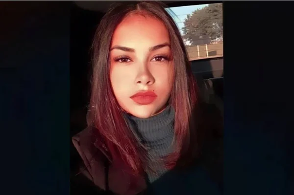 mulher de batom vermelho