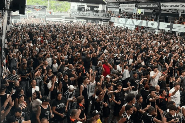 Quadra da Gaviões da Fiel tomada por torcedores