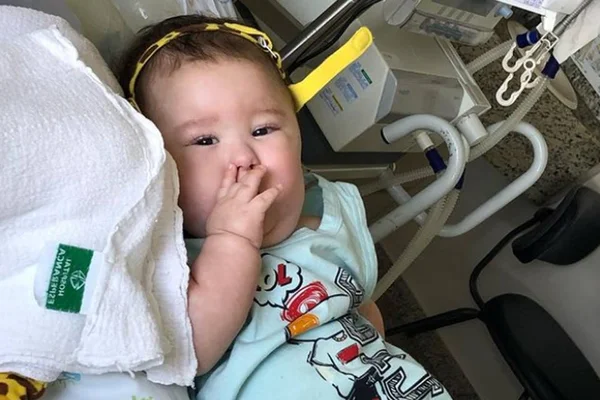 Juiz autoriza uso de força policial para banco pagar remédio mais caro do mundo a bebê com AME