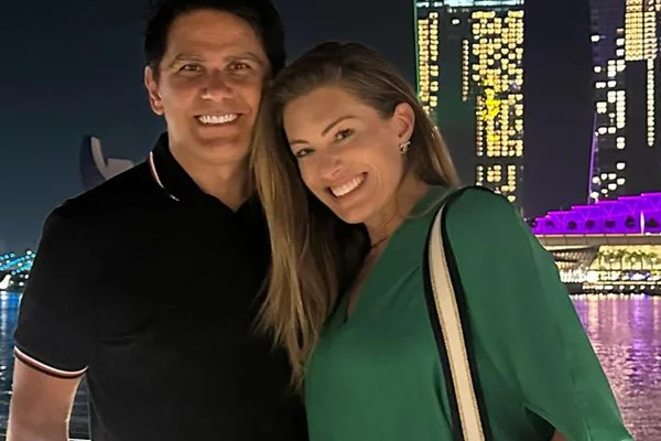 Elaine Mickely e Cesar Filho posam juntos e sorridentes - Metrópoles