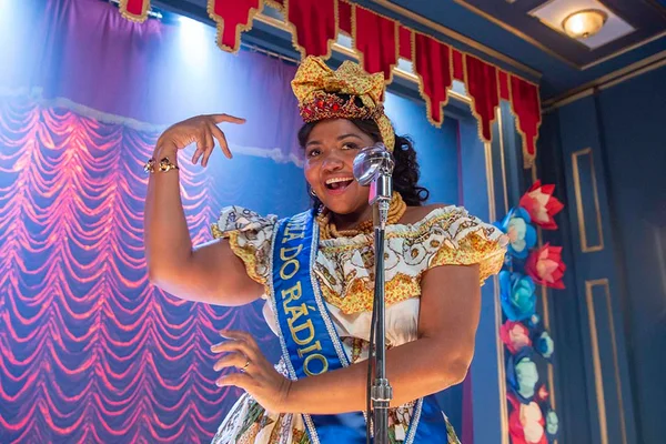 Emília (Gaby Amarantos) vence concurso de rádio em Além da Ilusão