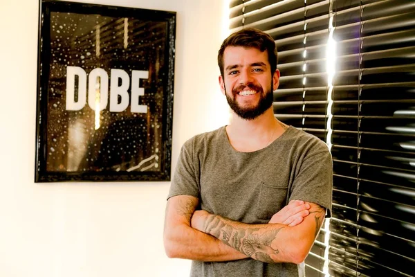 A essência por trás do minimalismo da marca brasiliense Dobe