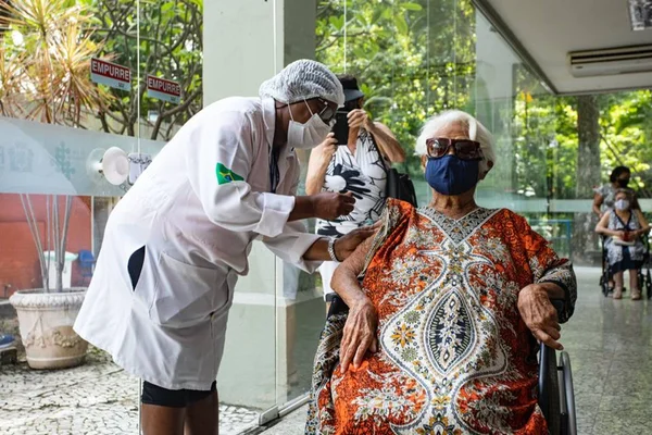 Nove cidades do Rio suspendem aplicação da segunda dose da Coronavac