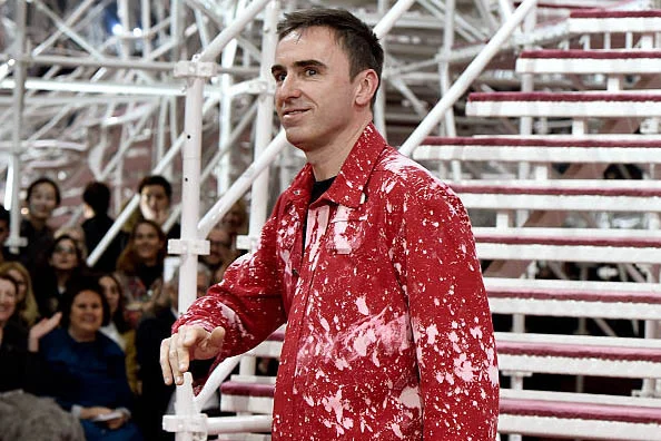 Raf Simons não é mais o diretor criativo da Dior