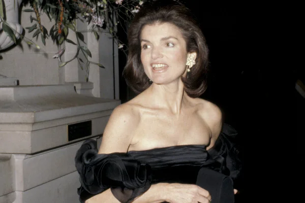 Na imagem com cor, a ex-primeira dama dos Estados Unidos Jackie Kennedy - Metrópoles